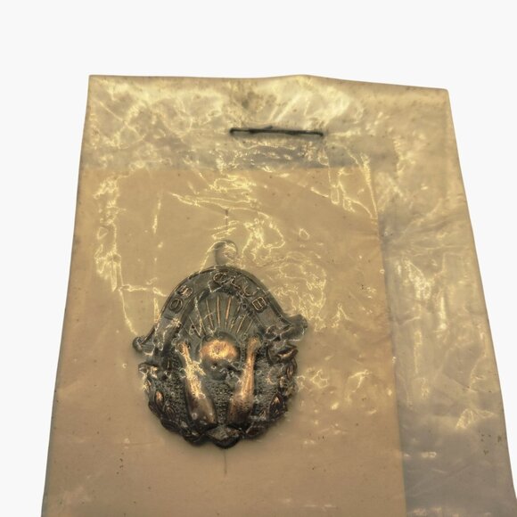 195 Club Bowling Pin Badge Vintage NOS - Picture 2 of 5